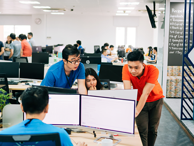 Các kỹ sư của KMS Solutions đang làm việc.