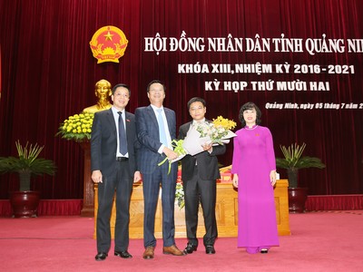 Lãnh đạo tỉnh Quảng Ninh chúc mừng đồng chí Nguyễn Văn Thắng.