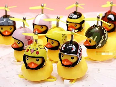 Vịt chong chóng từ Trung Quốc là món đồ chơi bán rất chạy. 