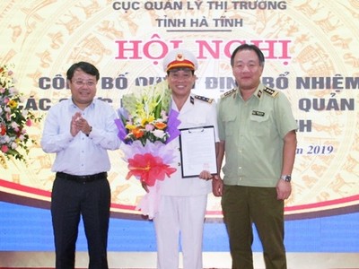 Trao quyết định bổ nhiệm Cục trưởng Chi cục QLTT Hà Tĩnh cho ông Nguyễn Cự Dũng