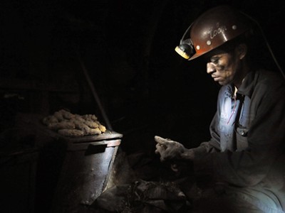 Công nhân làm việc trong hầm lò ở Quảng Ninh. Ảnh:Hoàng Hà