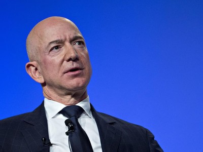 Jeff Bezos - ông chủ đại gia bán lẻ Amazon.