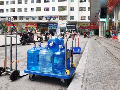 Bình nước 20 lít liên tục được chở đến các khu chung cư ở Linh Đàm, Hà Nội 