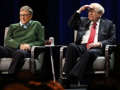Bill Gates và Warren Buffett trong một sự kiện.
