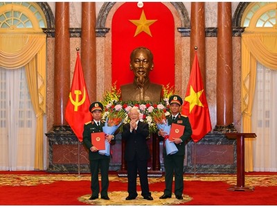 Tổng Bí thư, Chủ tịch nước Nguyễn Phú Trọng chúc mừng hai đồng chí được thăng quân hàm. Ảnh: Quân đội nhân dân