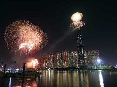 Người dân TP.HCM háo hức xem bắn pháo hoa chào năm mới 2020