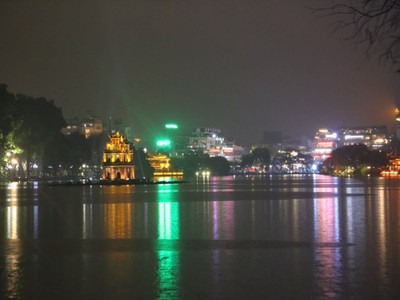 Mưa lạnh đêm 30 Tết, hồ Gươm thưa thớt người chờ xem pháo hoa