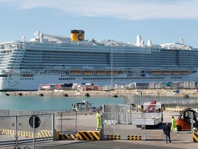 Du thuyền Costa Smeralda đang bị phong tỏa tại cảng Civitavecchia, Italy hôm nay. Ảnh: Reuters.