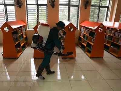 Phun thuốc khử trùng tại trường Tiểu học Hoàng Diệu, quận Ba Đình, Hà Nội, để phòng chống dịch bệnh viêm đường hô hấp cấp do chủng mới của virus corona. (Ảnh: TTXVN)