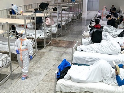 Các bệnh nhân nhiễm nCoV được điều trị tại bệnh viện dã chiến ở Vũ Hán hôm 5/2. Ảnh: Reuters.
