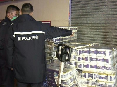 Cảnh sát khám nghiệm hiện trường cướp giấy vệ sinh sáng 17/2. Ảnh: IBTimes.