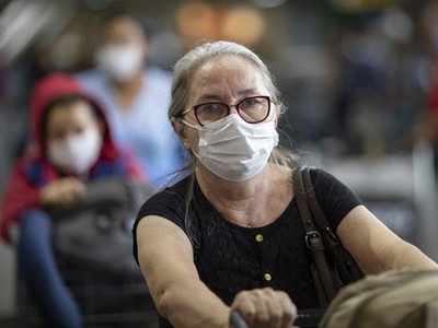 Người dân Brazil đeo khẩu trang phòng chống dịch COVID-19. (Nguồn: AP)