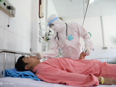 Bệnh nhân người Trung Quốc Li Zichao (sinh năm 1992) được Bệnh viện Chợ Rẫy (TP HCM) điều trị khỏi nCoV vào tháng 1. Ảnh: Hữu Khoa 