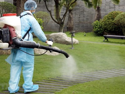 Lực lượng chức năng phun thước khử trùng phòng bệnh COVID-19