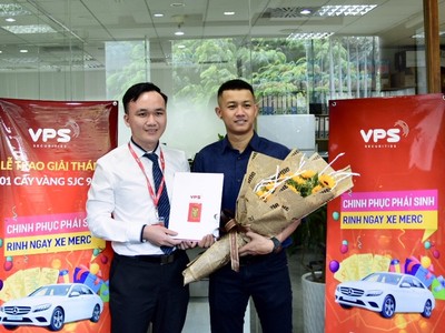 Nhà đầu tư Trần Lâm (phải) giành giải Nhất tháng 4 cuộc thi “Chinh phục phái sinh - Rinh ngay xe merc”