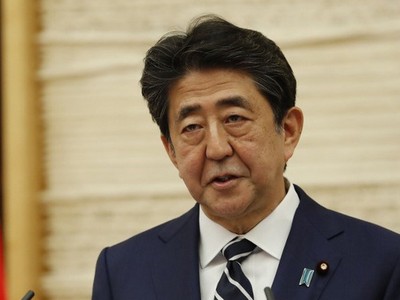 Thủ tướng Nhật trong cuộc họp báo ngày 25/5. Ảnh: AFP.