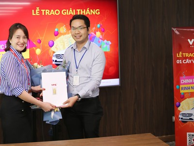 Nhà đầu tư Trương Quang Hưng (bên phải) giành giải Nhất tháng 5 cuộc thi “Chinh phục phái sinh - Rinh ngay xe Merc” trị giá 1 cây vàng SJC 9999.