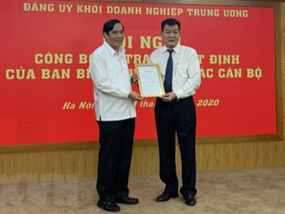 Đồng chí Nguyễn Thanh Bình, Ủy viên Trung ương Đảng, Phó Trưởng ban Thường trực Ban Tổ chức Trung ương trao quyết định phân công, điều động đồng chí Nguyễn Đức Phong làm Phó Bí thư Đảng ủy Khối Doanh nghiệp Trung ương. (Ảnh: Việt Đức/TTXVN).