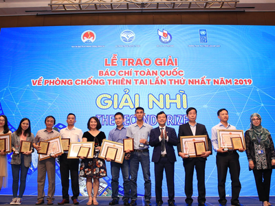 Nhà báo Tô Ngọc Doanh (thứ tư từ phải sang) đại diện nhóm tác giả Báo Đầu tư nhận giải Nhì Giải báo chí toàn quốc về Phòng chống thiên tai năm 2019.