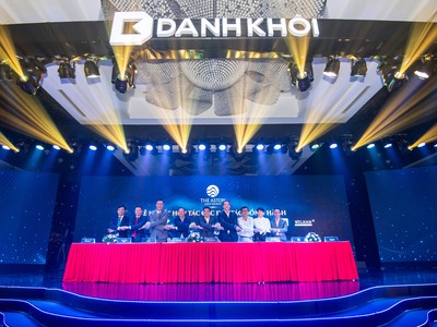 Ông Nguyễn Quốc Bảo, Phó tổng giám đốc Tập đoàn Danh Khôi (chính giữa ảnh) ký hợp tác với các đối tác đồng hành uy tín trên thị trường.