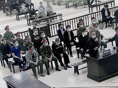 Các bị cáo tại tòa (ảnh chụp qua màn hình)