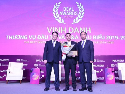 Tổng Giám Đốc Masan Group Danny Le (giữa) nhận chứng nhận Doanh nghiệp có thương vụ M&A tiêu biểu từ ông Trần Quốc Phương - Thứ trưởng Bộ Kế hoạch và Đầu tư và ông Lê Trọng Minh - Tổng Biên Tập Báo Đầu Tư