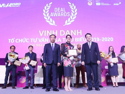 Đại diện VPS nhận chứng nhận Tổ chức tư vấn M&A tiêu biểu Việt Nam năm 2019-2020 từ ông Trần Quốc Phương - Thứ trưởng Bộ Kế hoạch và Đầu tư và ông Lê Trọng Minh - Tổng Biên tập Báo Đầu tư. Ảnh: Lê Toàn