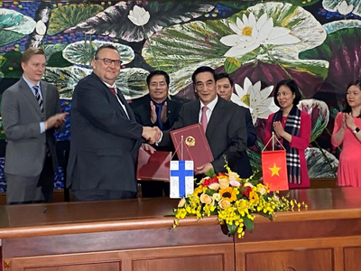 Đại sứ Phần Lan và Thứ trưởng Bộ Tài chính Trần Xuân Hà được Chính phủ hai nước ủy quyền ký Hiệp định.