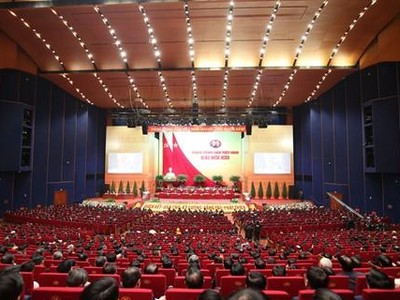 Đồng chí Nguyễn Thanh Bình, Phó Trưởng ban Thường trực Ban Tổ chức Trung ương khóa XII thay mặt Ban Kiểm phiếu Đại hội báo cáo kết quả bầu cử, công bố danh sách các đồng chí trúng cử vào Ban Chấp hành Trung ương khóa XIII. (Ảnh: TTXVN).