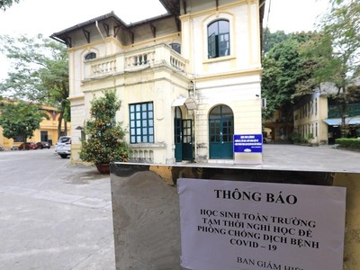 Trường THPT Phan Đình Phùng thông báo cho học sinh nghỉ học để phòng chống dịch. (Ảnh: Thành Đạt/TTXVN)