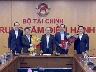 Ông Nguyễn Thành Long giữ chức Chủ tịch, ông Phạm Văn Hoàng giữ chức Tổng giám đốc Sở Giao dịch Chứng khoán Việt Nam