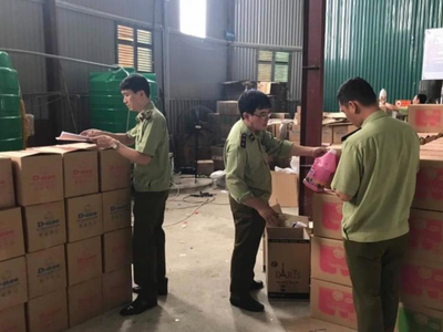 Bắt quả tang cơ sở sản xuất nước giặt Comfort, D-nee giả tại Sóc Sơn