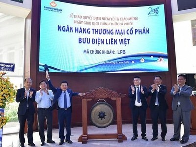 Ông Nguyễn Đức Thụy tham gia đánh cồng chào sàn HoSE cùng Ban Lãnh đạo LienVietPostBank