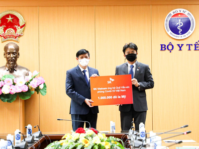 Trưởng đại diện SK Vietnam trao khoản tài trợ 1 triệu USD cho Bộ trưởng Bộ Y tế