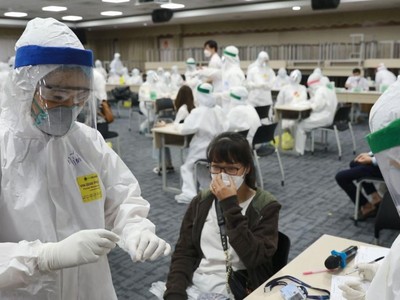 Covid-19 bùng phát trong các khu công nghiệp đã ảnh hưởng tiêu cực tới lĩnh vực sản xuất của Việt Nam trong tháng 6 (Ảnh minh họa: VOV)