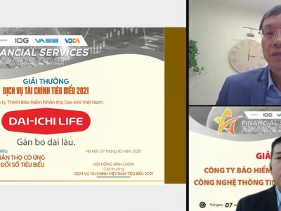 Ông Huỳnh Thiện Nhân, Phó tổng giám đốc Công nghệ Dai-ichi Life Việt Nam, nhận Giải thưởng “Công ty BHNT có Ứng dụng Công nghệ thông tin – Chuyển đổi số tiêu biểu” từ ông Vũ Bằng, nguyên Chủ tịch Ủy ban Chứng khoán Nhà nước, Phó chủ tịch Hội đồng Bình chọn Giải thưởng Dịch vụ Tài chính Tiêu biểu 2021.