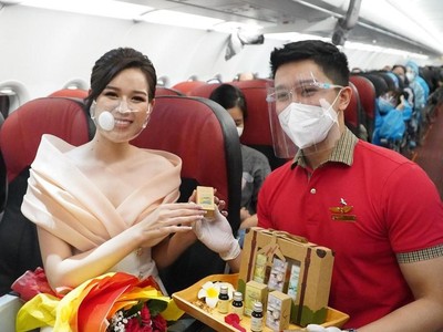 Cùng Hoa hậu Đỗ Thị Hà đón ngày 20/10 đặc biệt trên tàu bay Vietjet