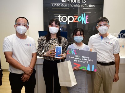 Lãnh đạo Thế Giới Di Động giao iPhone 13 cho những khách hàng đầu tiên