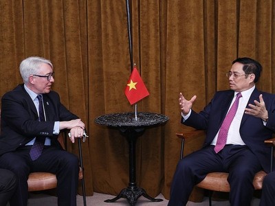 Thủ tướng Chính phủ Phạm Minh Chính trao đổi với lãnh đạo Rolls-Royce tại cuộc gặp song phương