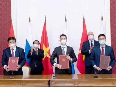 VABIOTECH, SOVICO trao văn kiện thỏa thuận hợp tác với RDIF sản xuất vắc-xin Sputnik tại Việt Nam