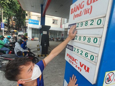 Giá xăng lên sát ngưỡng 30.000 đồng/lít kể từ 15h chiều 11/3/2022. (Ảnh: Lê Toàn/ĐTCK)