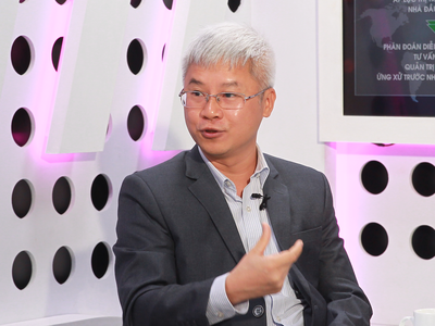 Guru đầu bạc - ông Đào Phúc Tường chia sẻ tại Talkshow "Chọn danh mục" ngày 21/4. Ảnh: Chí Cường