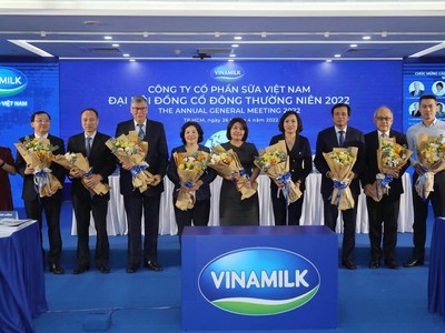 Ông Nguyễn Hạnh Phúc (từ 3 từ phải qua) thay bà Lê Thị Băng Tâm (ngoài cùng bên trái) làm Chủ tịch HĐQT Vinamilk