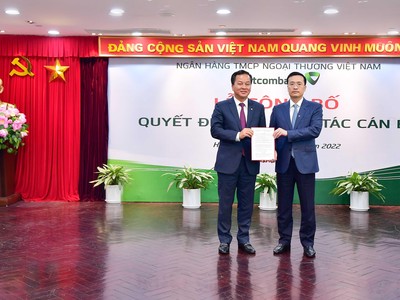 Ông Phạm Quang Dũng, Chủ tịch HĐQT Vietcombank (bên phải) trao quyết định bổ nhiệm cho ông Nguyễn Việt Cường, tân Phó tổng giám đốc Vietcombank