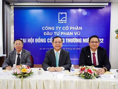 Chủ toạ đoàn (từ bên trái qua): Ông Nguyễn Đức Dũng, Thành viên HĐQT; ông Phan Khắc Long, Chủ tịch HĐQT và ông Trần Vũ Anh Tuấn, Phó tổng giám đốc Công ty