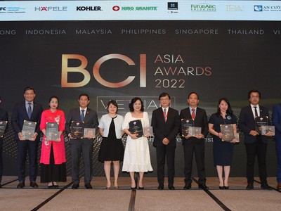 Bà Nguyễn Thị Hạnh - Tổng giám đốc Flamingo Group (thứ 3 từ trái qua) cùng đại diện các đơn vị thắng giải trên sân khấu BCI Asia Awards 2022