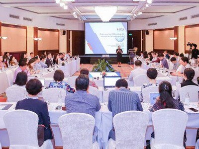 Bà Nguyễn Thị Cúc, Chủ tịch VTCA trình bày quan điểm tại Hội thảo