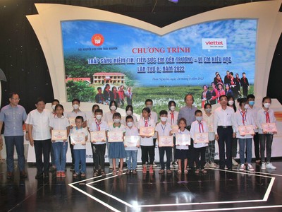 Đại diện Báo Đầu tư cùng Quỹ Khuyến học Việt Nam trao học bổng tại Chương trình
