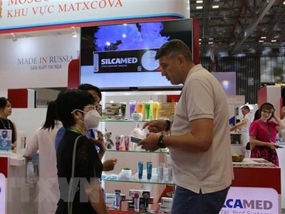 Doanh nghiệp Nga giới thiệu sản phẩm tới người tiêu dùng Việt Nam tại Triển lãm Vietbeauty & Cosmobeauté Vietnam 2022. (Ảnh: Xuân Anh/TTXVN)