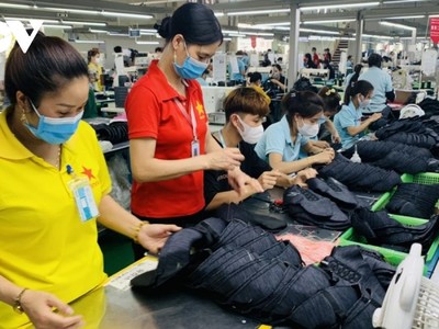 Để ngành dệt may có thể vượt qua thách thức, cần nâng cao năng lực quản trị, phát triển nguồn nhân lực cho các doanh nghiệp dệt may.